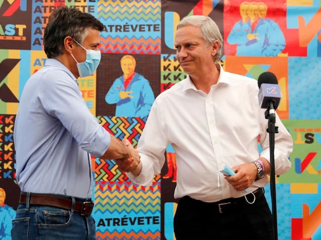 El derechista venezolano Leopoldo Lopez saluda al candidato ultraderechista Kast