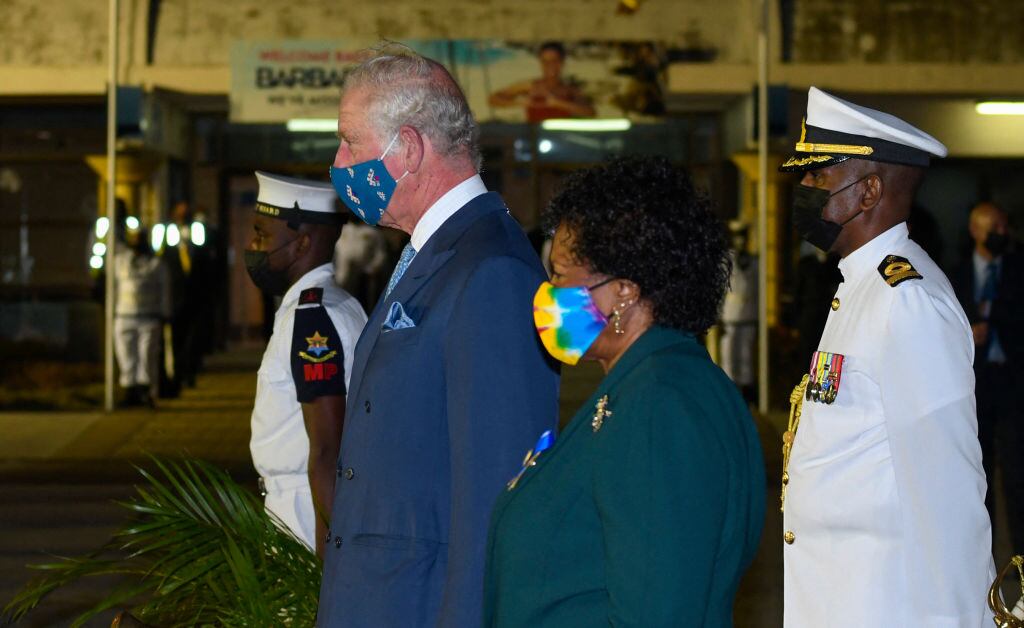 Carlos de Gales en visita a la mandataria electa de Barbados Sandra Mason