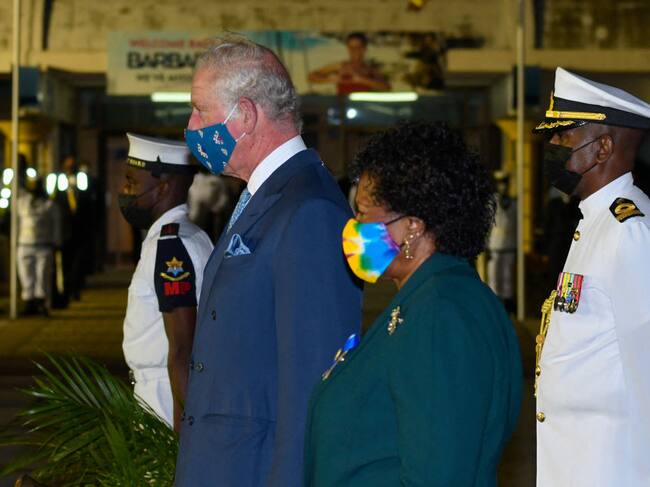 Carlos de Gales en visita a la mandataria electa de Barbados Sandra Mason