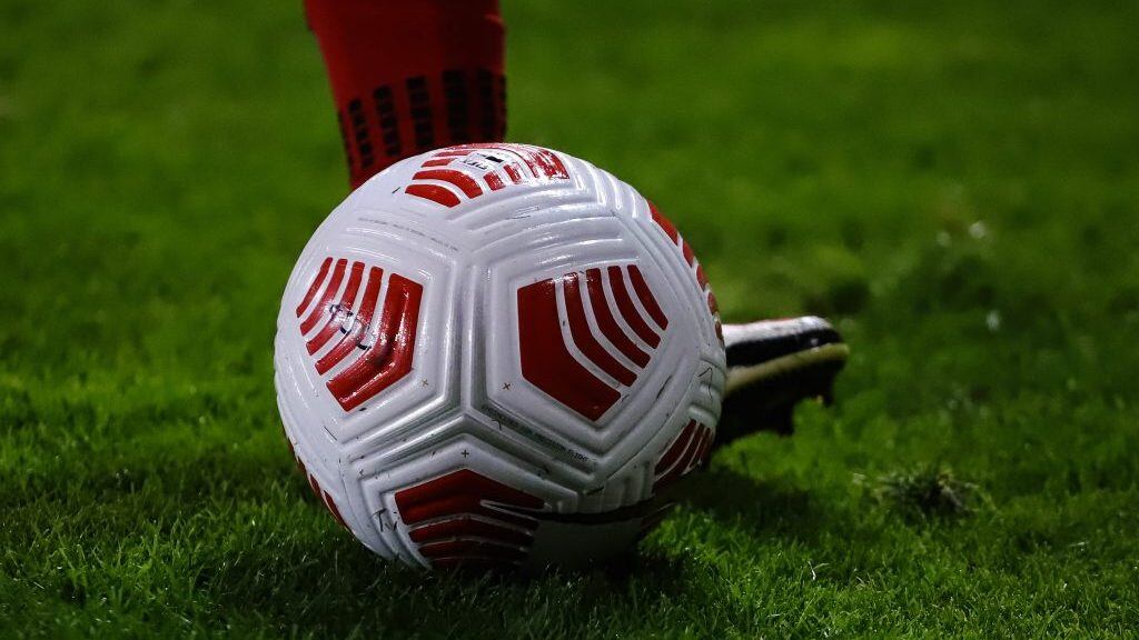28 de Marzo del 2021/CHILLANUn jugador se alista a patear el balon , durante el partido valido por la Primera fecha del Campeonato Nacional AFP PlanVital 2021, entre Ñublense vs Universidad Catolica, disputado en el Estadio Nelson Oyarzun Arenas.
FOTO:FELIPE VENEGAS/AGENCIA UNO