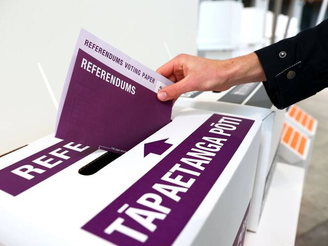 Una persona vota en el referéndum efectuado en Nueva Zelanda