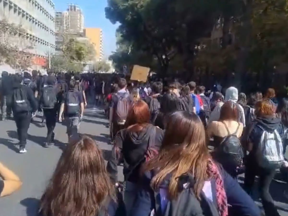 Estudiantes se movilizan en Santiago: manifestación genera desvíos en principales calles del centro