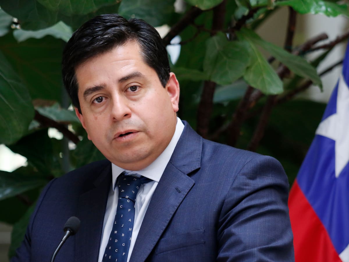 Tensión en el PPD: Consejo Metropolitano llama al senador Araya a evaluar su permanencia en el partido