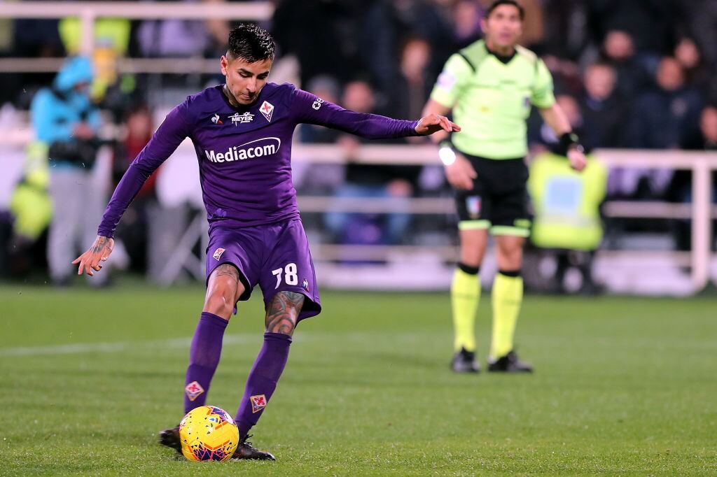 FLORENCE, ITALY - FEBRUARY 22: Erick Pulgar of ACF Fiorentina takes a penalty shot to score the equalizing goal during the Serie A match between ACF Fiorentina and  AC Milan at Stadio Artemio Franchi on February 22, 2020 in Florence, Italy.  (Photo by Gabriele Maltinti/Getty Images)