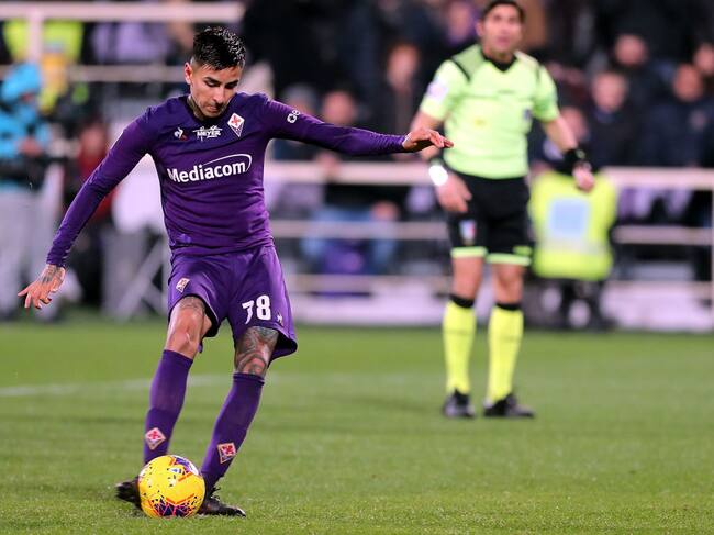 FLORENCE, ITALY - FEBRUARY 22: Erick Pulgar of ACF Fiorentina takes a penalty shot to score the equalizing goal during the Serie A match between ACF Fiorentina and AC Milan at Stadio Artemio Franchi on February 22, 2020 in Florence, Italy. (Photo by Gabriele Maltinti/Getty Images)