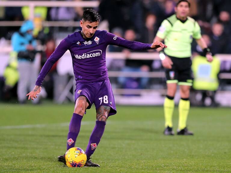 FLORENCE, ITALY - FEBRUARY 22: Erick Pulgar of ACF Fiorentina takes a penalty shot to score the equalizing goal during the Serie A match between ACF Fiorentina and  AC Milan at Stadio Artemio Franchi on February 22, 2020 in Florence, Italy.  (Photo by Gabriele Maltinti/Getty Images)