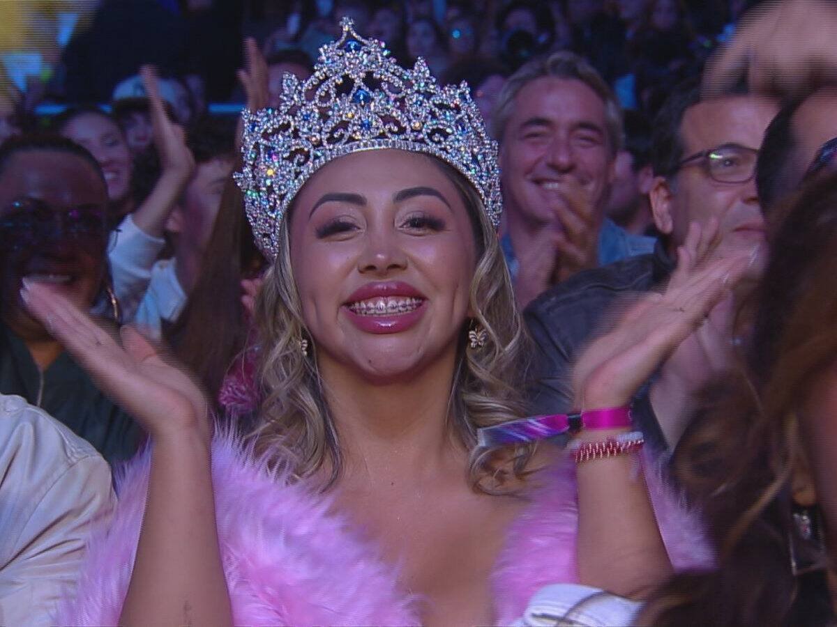 ¡Fue con su corona y todo! Naya Fácil recibe ovación en el cierre del Festival de Viña 2024