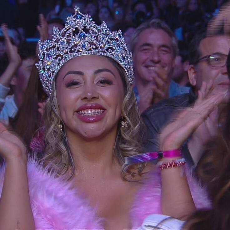 ¡Fue con su corona y todo! Naya Fácil recibe ovación en el cierre del Festival de Viña 2024