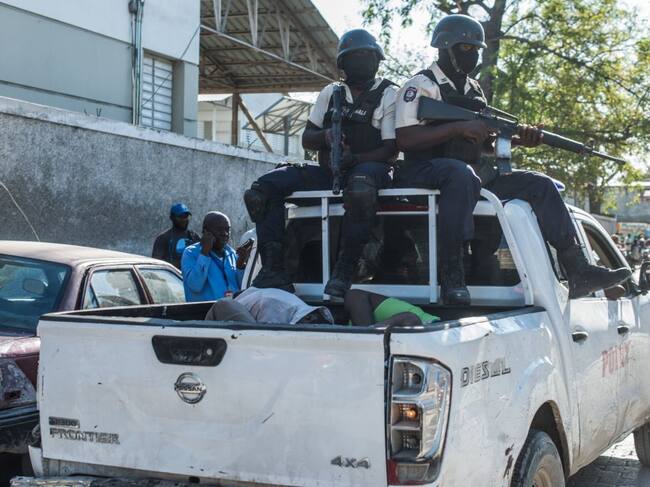 La policía vigila los alrededores de la prisión Croix-des-Bouquets