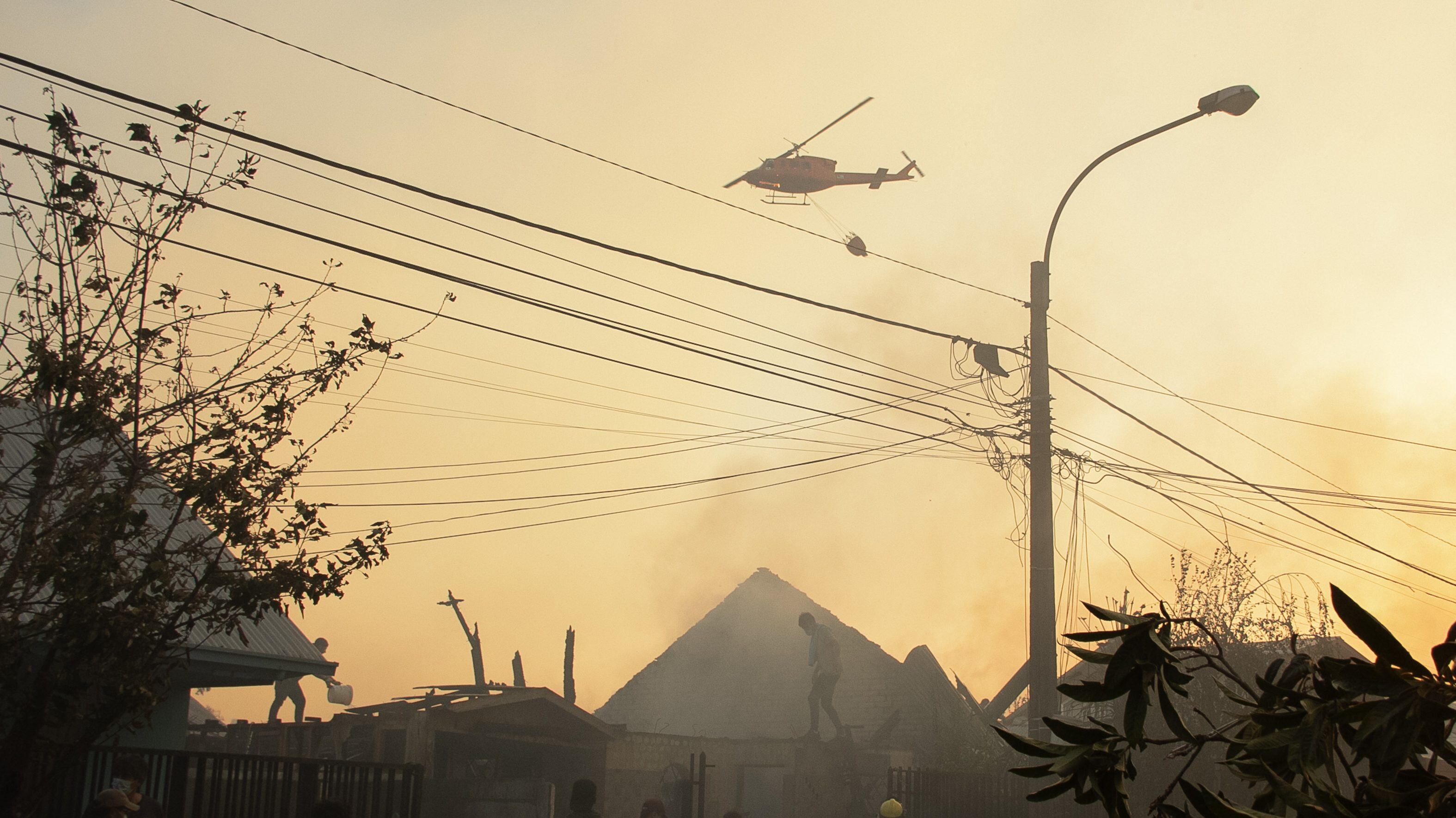 2 DE FEBRERO DE 2023 / CHILLÁN
Incendio Forestal en sector Villa Doña Francisco dejó como saldo 7 casas quemadas durante la tarde de este Jueves en Chillán.
FOTO:JOSÉ HUMBERTO CAMPOS /AGENCIA UNO