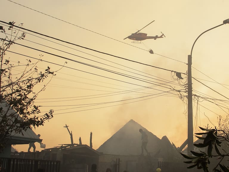 2 DE FEBRERO DE 2023 / CHILLÁN
Incendio Forestal en sector Villa Doña Francisco dejó como saldo 7 casas quemadas durante la tarde de este Jueves en Chillán.
FOTO:JOSÉ HUMBERTO CAMPOS /AGENCIA UNO