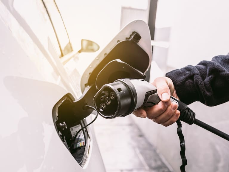 ¿BYD o Tesla? Estos son las marcas de autos eléctricos más vendidas en el primer semestre en Chile