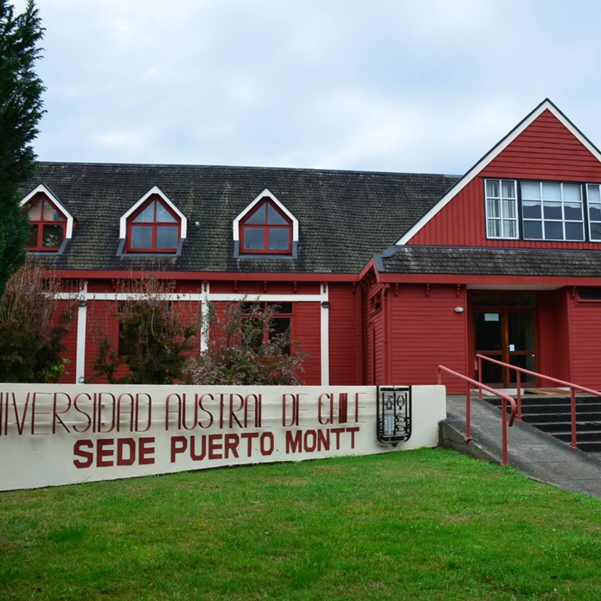 Incidentes en U. Austral: encapuchados amenazan a profesores y estudiantes de Derecho en sede Puerto Montt
