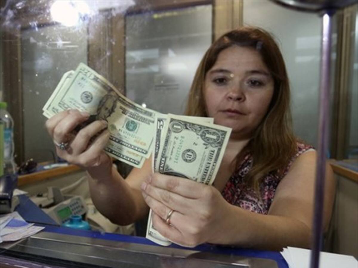 Dólar cierra en $607 y mantiene mínimos desde 2015
