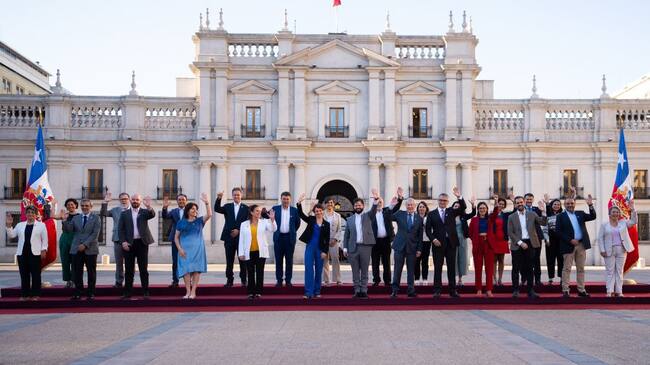 Foto oficial del consejo de gabinete de aniversario del primer año de Gobierno, con los nuevos ministros. / Prensa Presidencia.