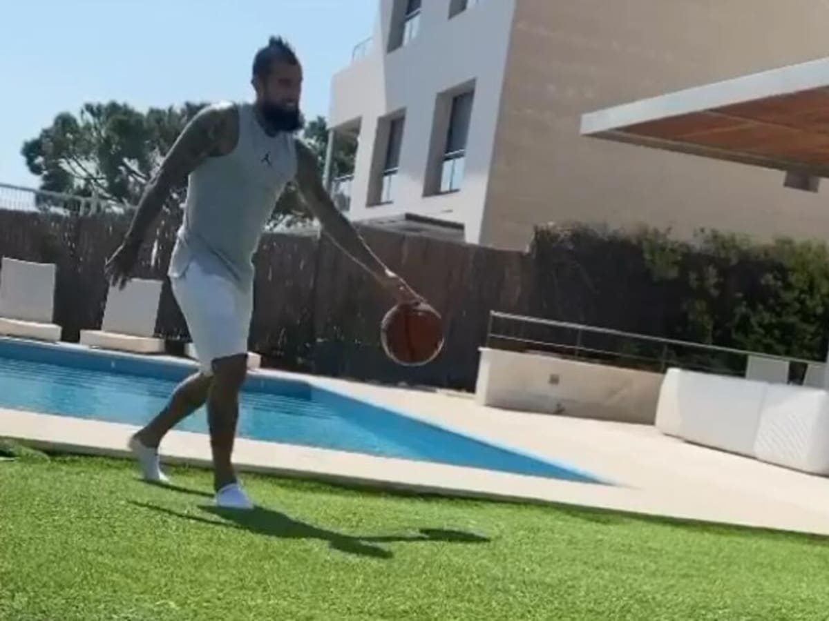 VIDEO | Arturo Vidal demostró toda su habilidad en el básquetbol por redes sociales