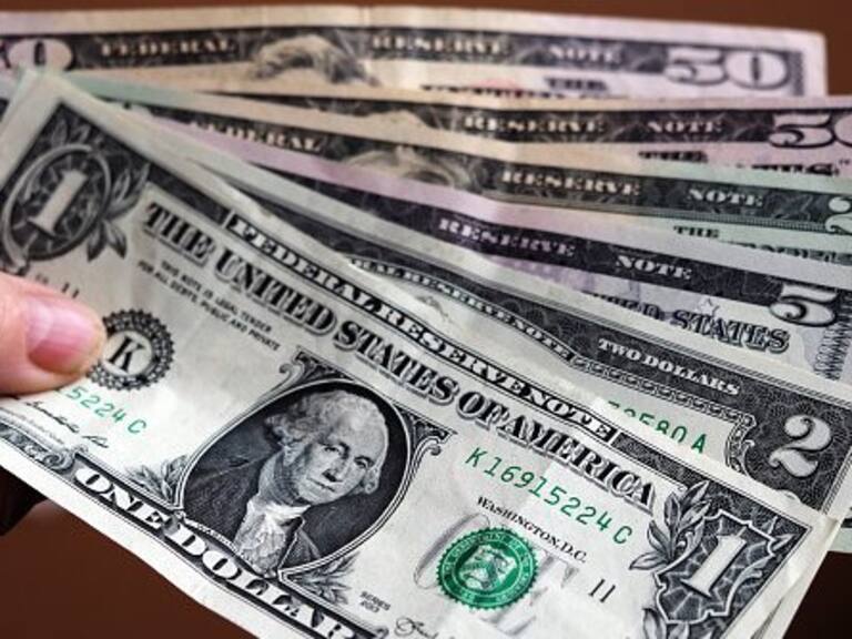 Dólar extiende su desplome y cotiza por debajo de los $694: es su menor valor desde junio de 2019