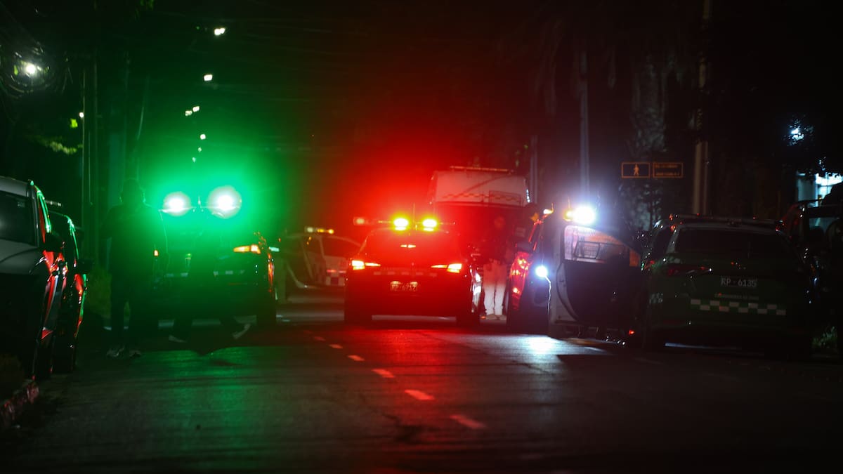 Con máscaras y ropa oscura: turba de sujetos roba joyería e intenta atropellar a carabinero en Santiago Centro