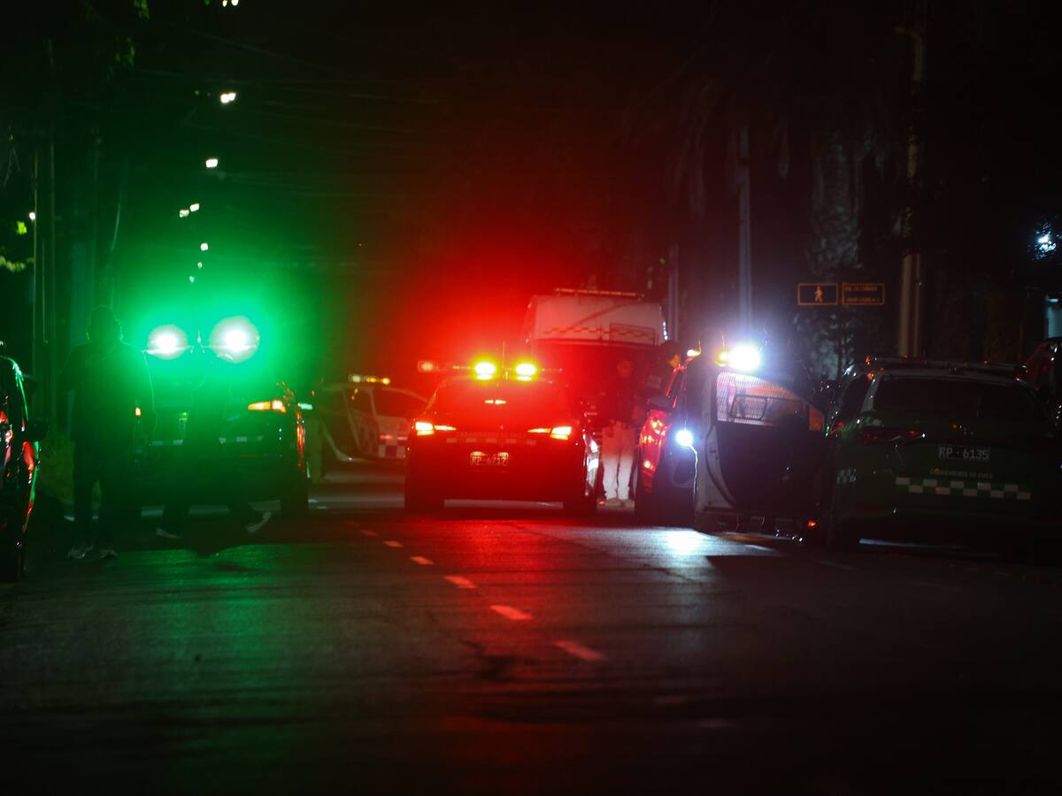 Con máscaras y ropa oscura: turba de sujetos roba joyería e intenta atropellar a carabinero en Santiago Centro