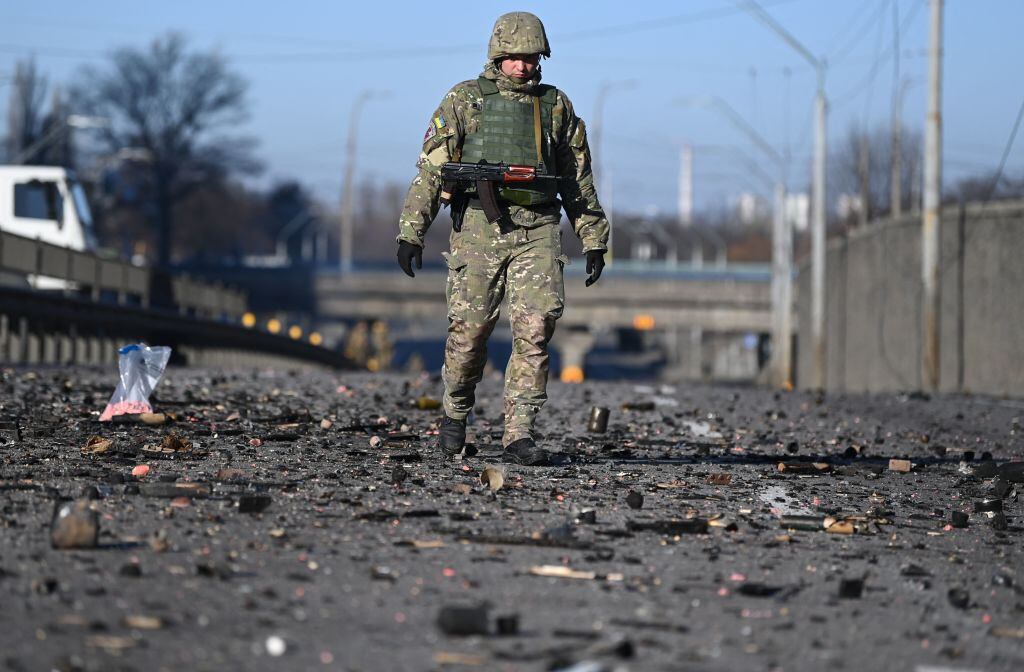 Soldado de Ucrania camina entre los escombros en la ciudad de Kiev