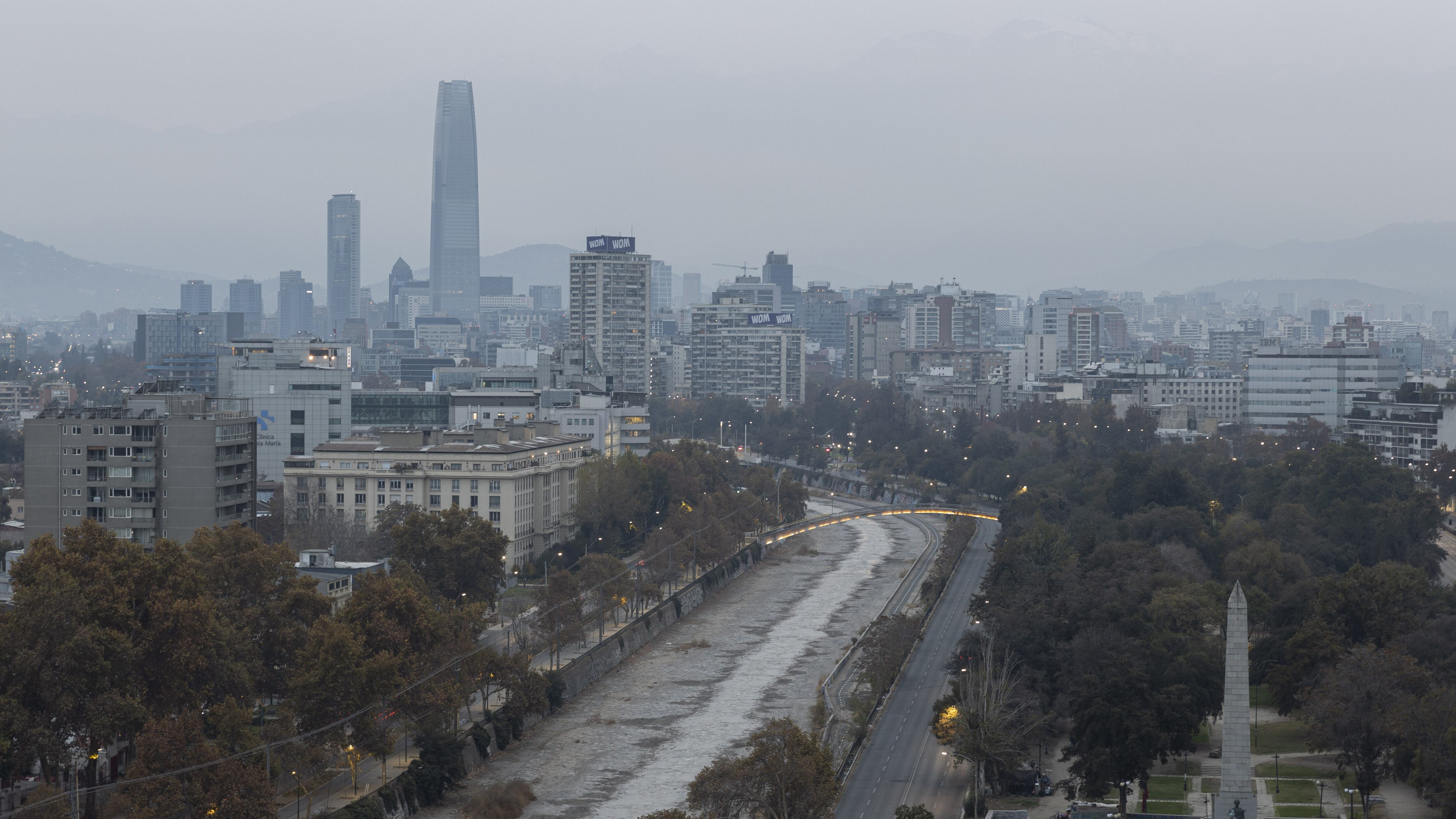 08 de Mayo de 2021/SANTIAGO Vista hacia el oriente de la ciudad de Santiago durante amanecer. 
FOTO: PABLO ROJAS MADARIAGA/AGENCIAUNO