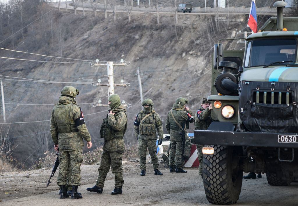 Soldados de Rusia mantienen el paso abierto en Nagorno Karabaj