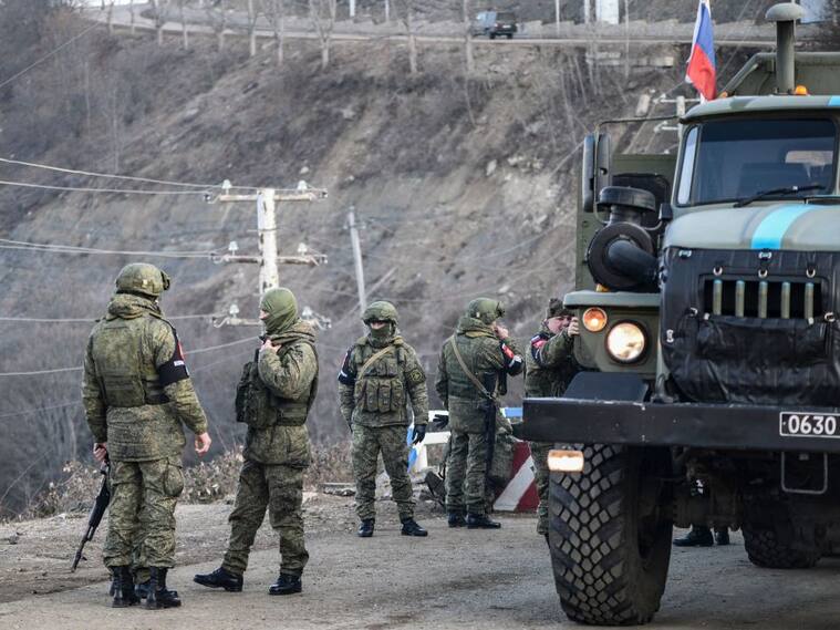 Soldados de Rusia mantienen el paso abierto en Nagorno Karabaj