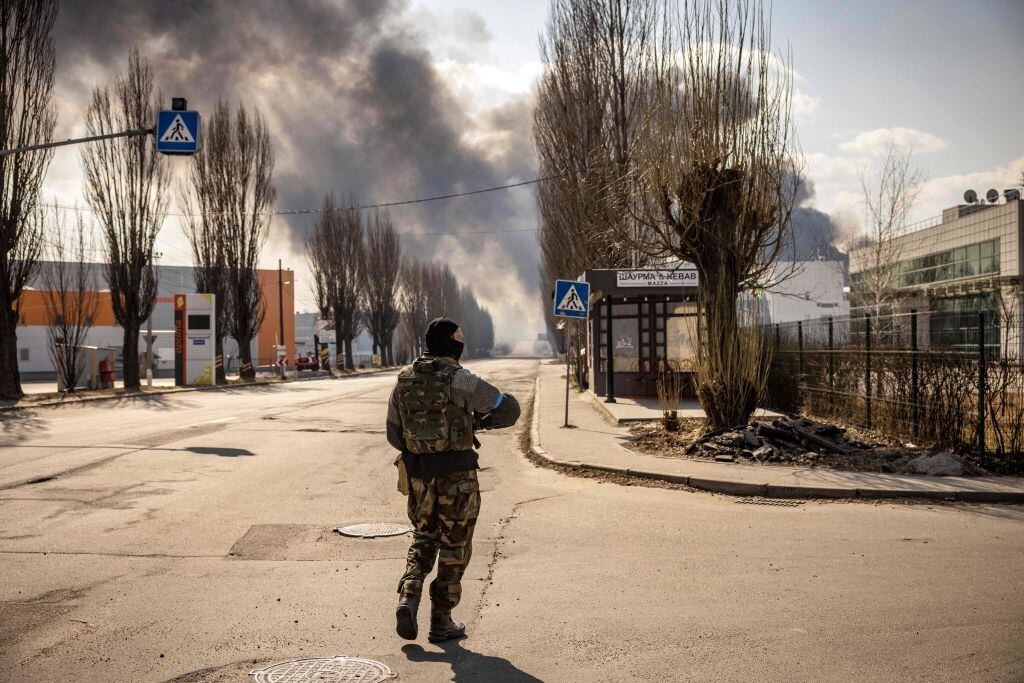 Un soldado ucraniano mantiene su posición en una de las calles de Kiev
