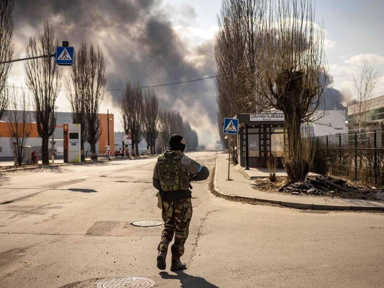 Un soldado ucraniano mantiene su posición en una de las calles de Kiev
