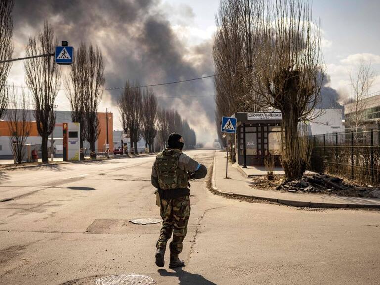 Un soldado ucraniano mantiene su posición en una de las calles de Kiev