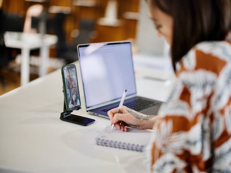 Feria laboral online ofrece empleos para mayores de 50 y jóvenes en práctica en Chile: así puedes postular