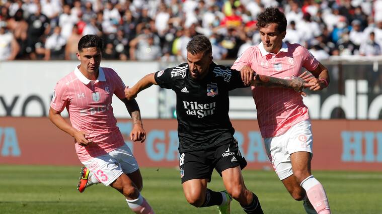24 de Octubre del 2021/SANTIAGOFelipe Gutiérrez(i) y Gabriel Costa(d) ,durante el partido valido por la Vigésimo Octava fecha del Campeonato Nacional AFP PlanVital 2021, entre Colo Colo vs Universidad Catolica, disputado en el estadio Monumental.
FOTO:FRANCISCO LONGA/AGENCIAUNO