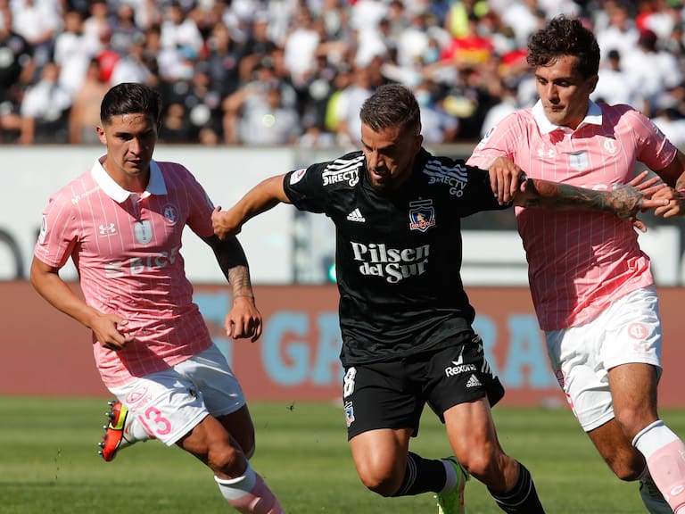 24 de Octubre del 2021/SANTIAGOFelipe Gutiérrez(i) y Gabriel Costa(d) ,durante el partido valido por la Vigésimo Octava fecha del Campeonato Nacional AFP PlanVital 2021, entre Colo Colo vs Universidad Catolica, disputado en el estadio Monumental.
FOTO:FRANCISCO LONGA/AGENCIAUNO