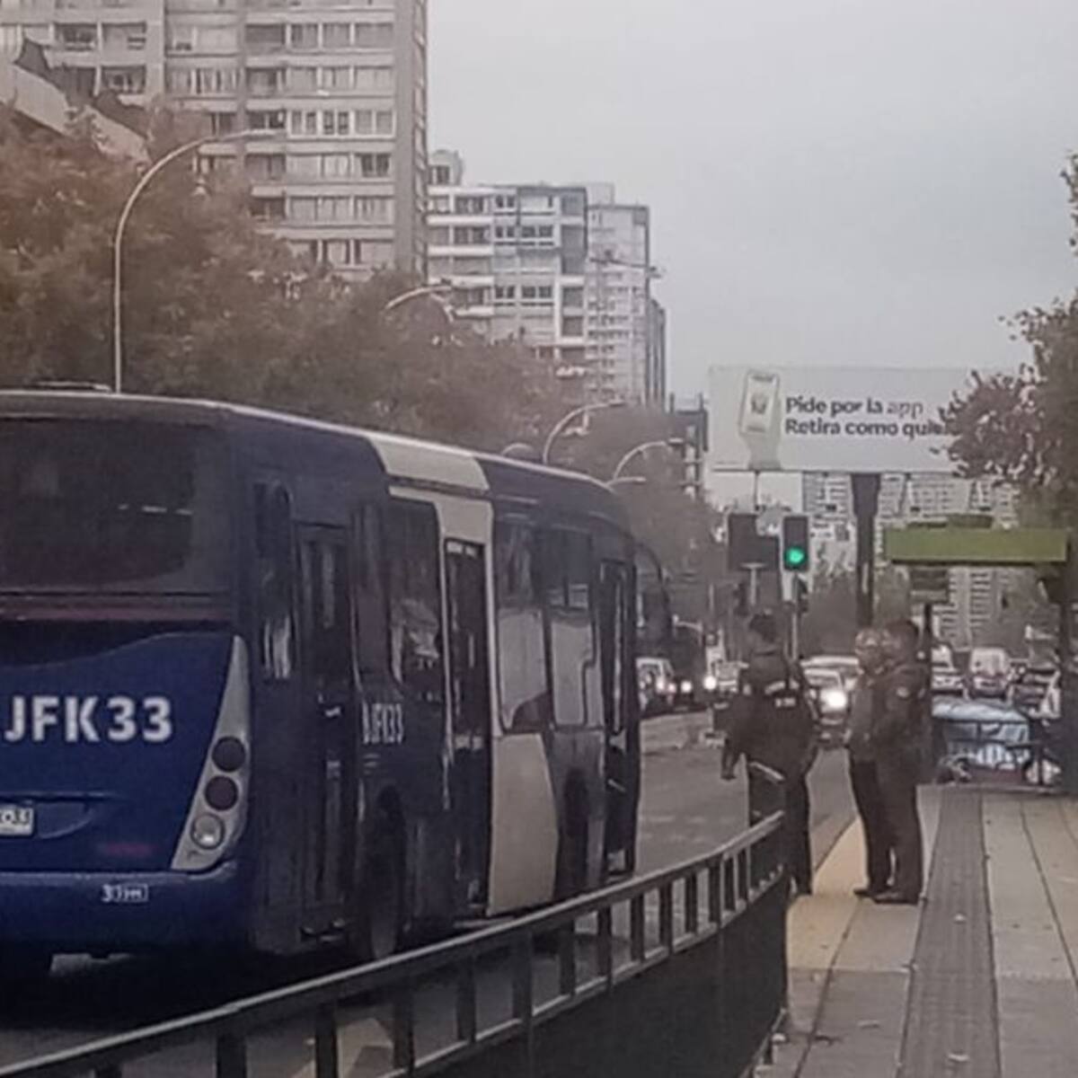 Con una mujer fallecida y otra herida termina atropello de bus del transporte público en Santiago: aseguran que cruzaron en rojo