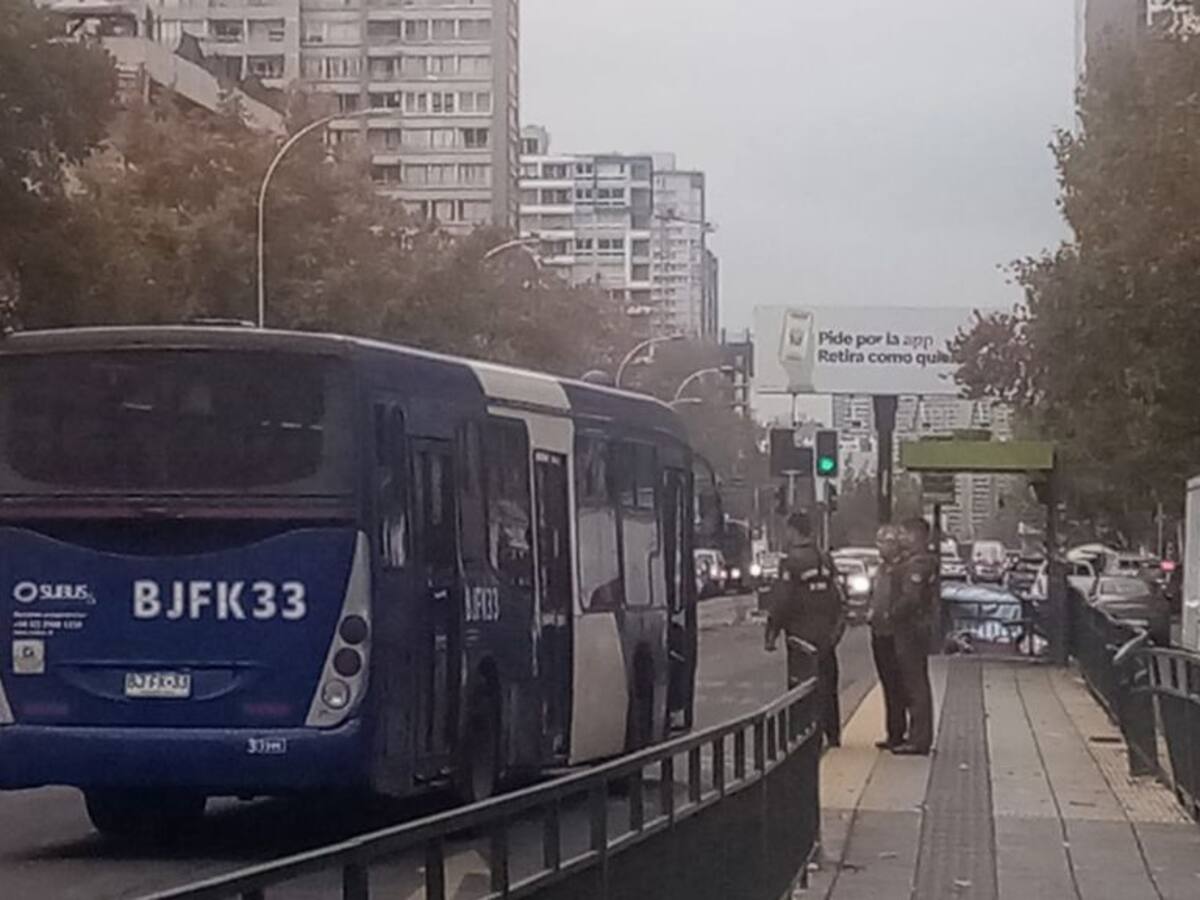Con una mujer fallecida y otra herida termina atropello de bus del transporte público en Santiago: aseguran que cruzaron en rojo