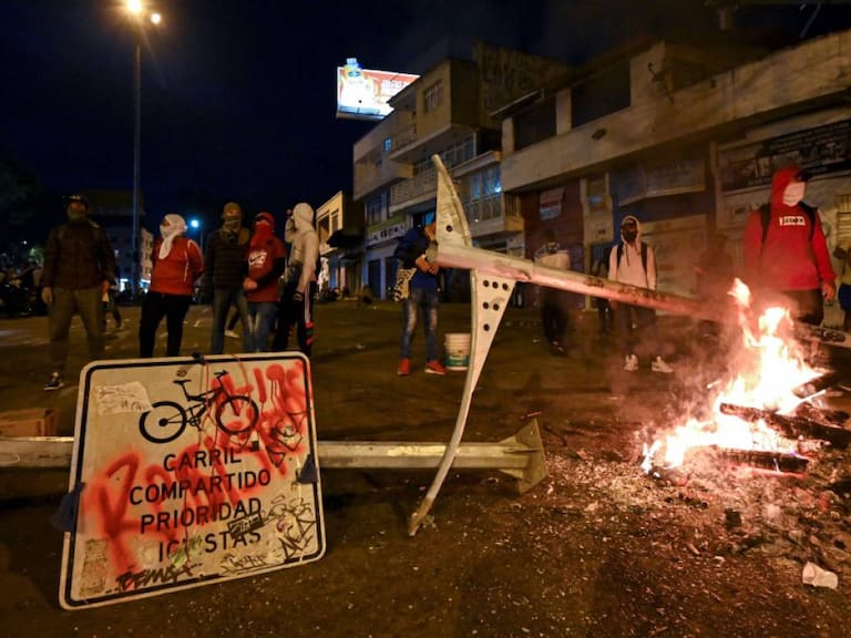 Continúan las protestas en Colombia con enfrentamientos entre policías y civiles
