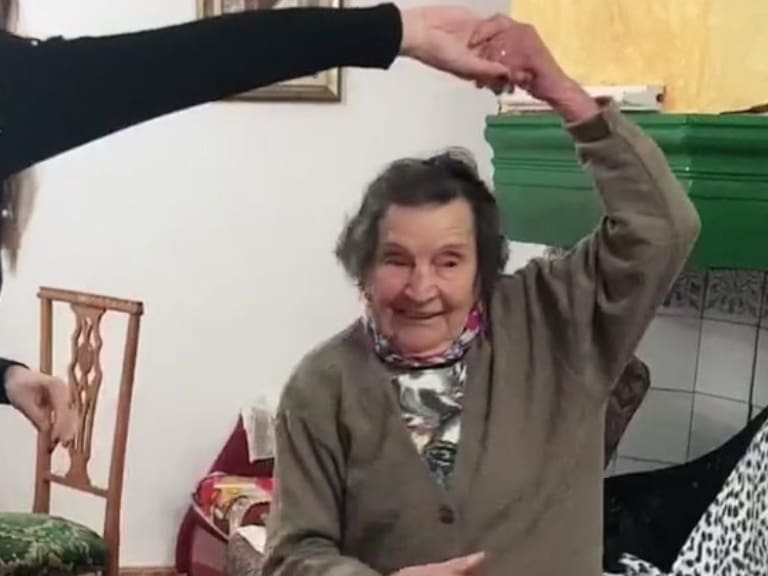 La edad no es límite: abuela tiktokera de 103 años es viral por bailar junto a su nieta