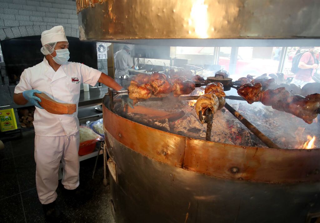 Un trabajador prepara alimentos en un restaurante de Perú
