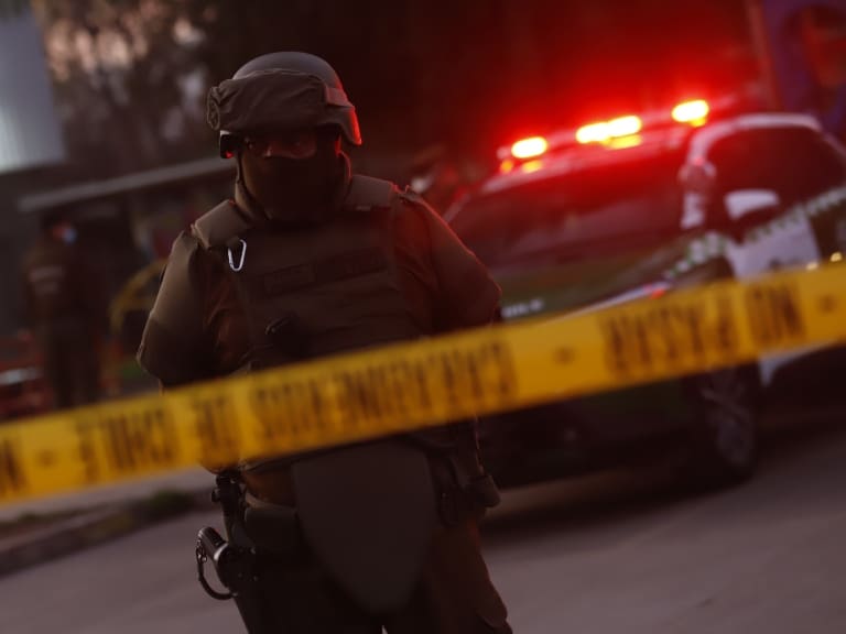 Cuatro menores de edad y un adulto son detenidos tras persecución en Maipú: iban en un auto robado