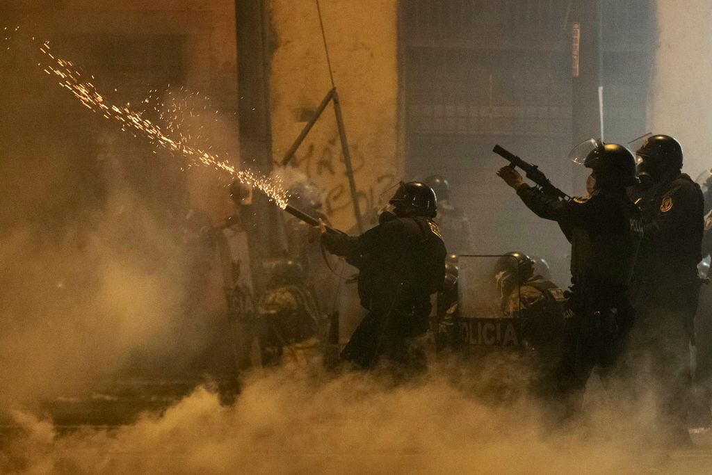La policía peruana lanza gases lacrimógenas en contra de los manifestantes