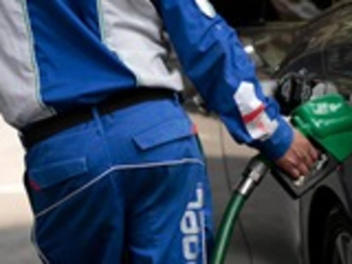 Ministro de Hacienda: “Por ningún motivo” se bajará el impuesto específico a los combustibles