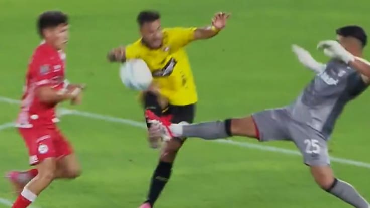 La jugada de Brayan Cortés que casi le cuesta caro a Argentinos Juniors en su debut por Copa Libertadores