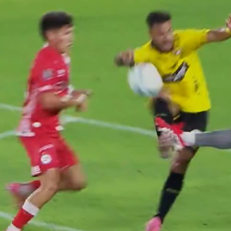 La jugada de Brayan Cortés que casi le cuesta caro a Argentinos Juniors en su debut por Copa Libertadores