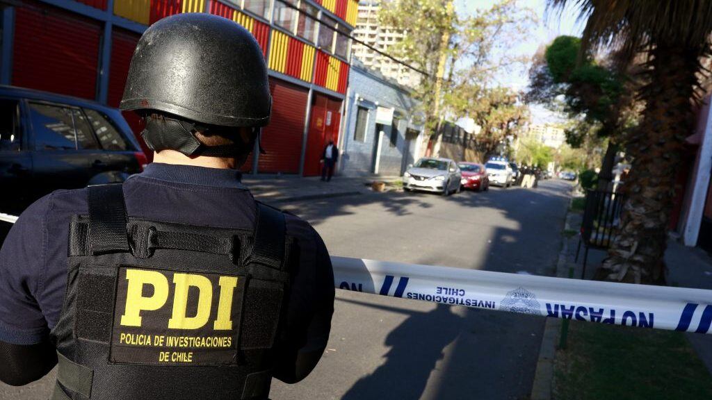 28 de Septiembre de 2020/SANTIAGOPersonal de la PDI, durante la investigación que realiza la PDI al encontrar una Granada defensiva de fragmentación en una casa en La Comuna de La Cisterna
FOTO: MAURICIO MENDEZ/ AGENCIAUNO