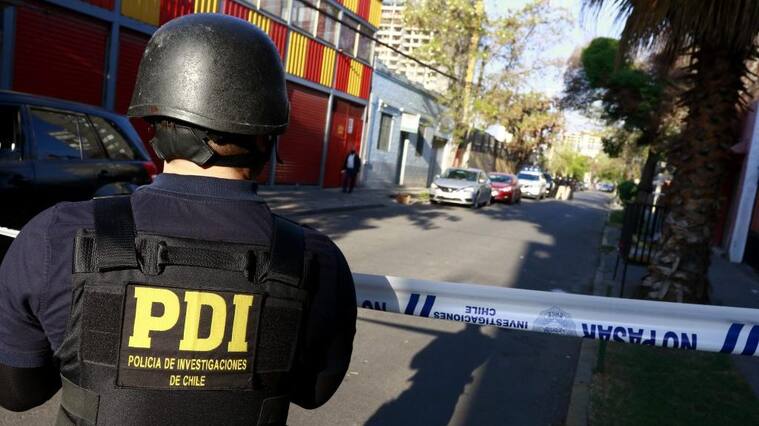 28 de Septiembre de 2020/SANTIAGOPersonal de la PDI, durante la investigación que realiza la PDI al encontrar una Granada defensiva de fragmentación en una casa en La Comuna de La Cisterna
FOTO: MAURICIO MENDEZ/ AGENCIAUNO