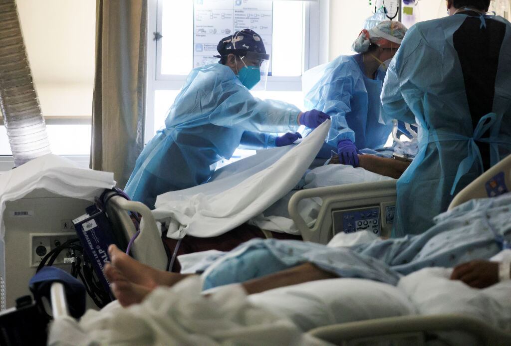Trabajadores de la salud atienden a pacientes del Covid-19 en un hospital de California