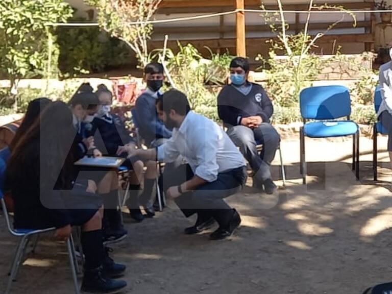 Presidente Boric llega a escuela Gabriela Mistral de Montegrande durante visita en el marco de la conmemoración del Día del Libro