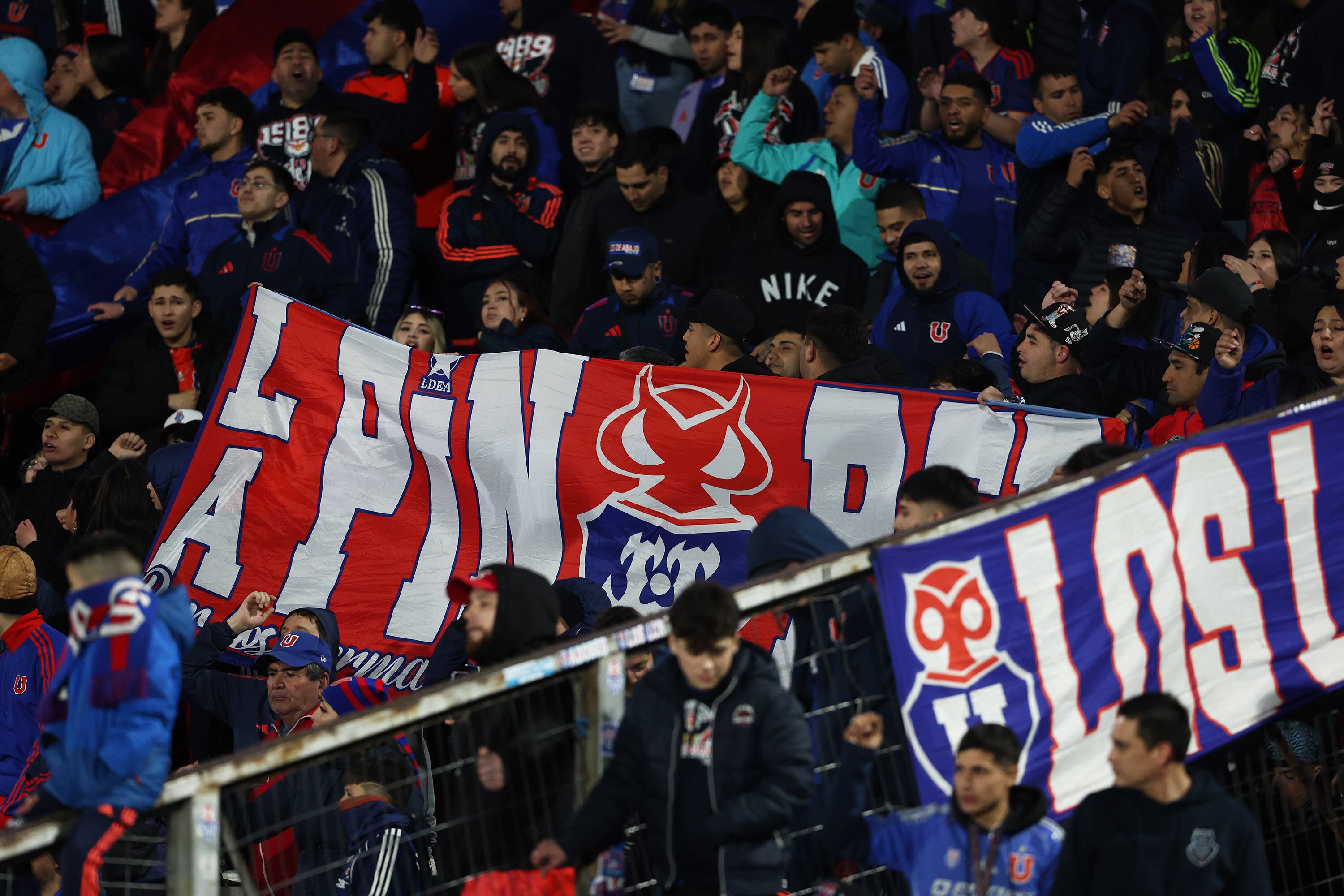 Los hinchas de la U se volvieron a manifestar contra Azul Azul