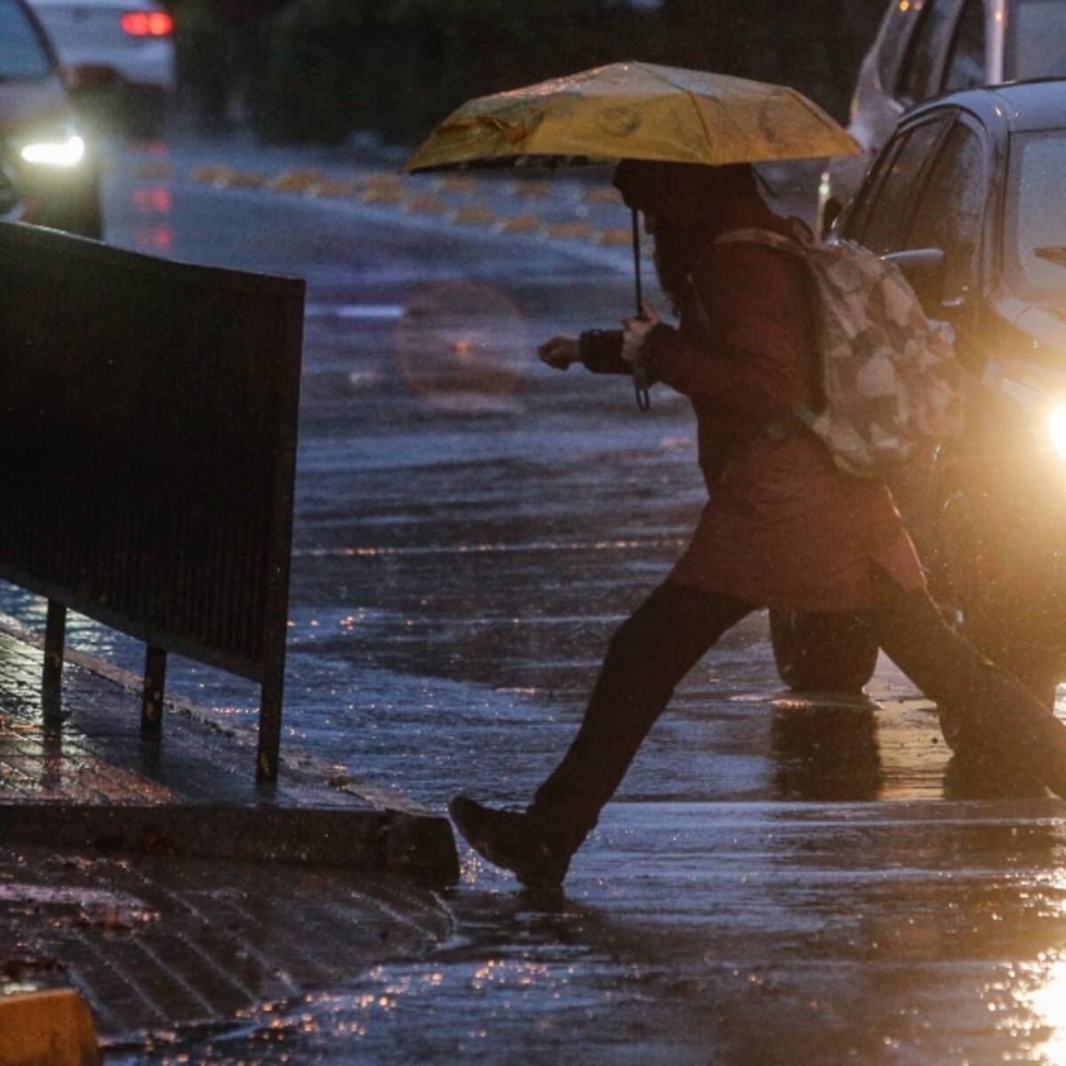Lluvia en Santiago: se registran pasos bajo nivel inundados y al menos una docena de semáforos apagados