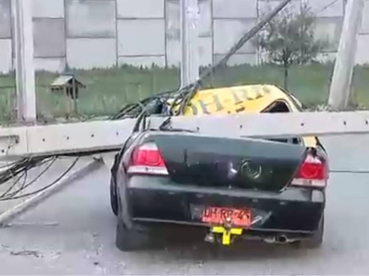Taxista y pasajero salen ilesos tras impresionante caída de poste en Lampa: camionero lo chocó escapando de una encerrona